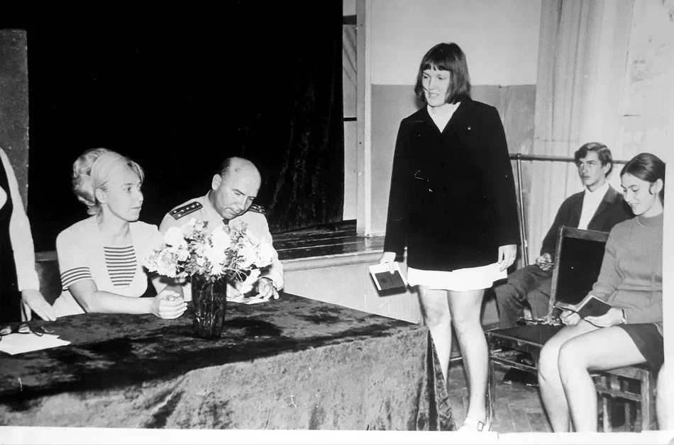 Вручение первого советского паспорта в гурзуфском поселковом клубе. Архив Марины Марковны Сосенковой / источник: Фотографии пользователей russiainphoto.ru