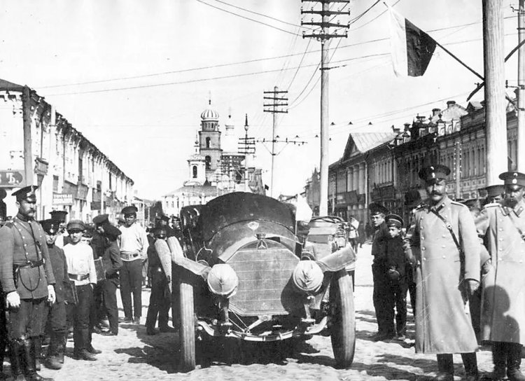 Автомобиль на Гостиной улице, 1909-1916, Орловская область, Орёл / источник: pastvu (pastvu.com)