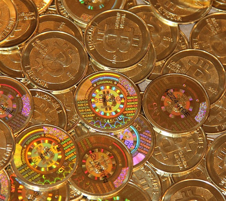 Металлические биткоин-монеты, выпущенные компанией Casascius