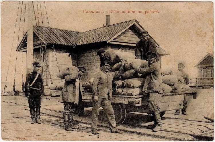 Каторжники на работе, 1895-1905, Сахалинская область / источник: pastvu (pastvu.com)