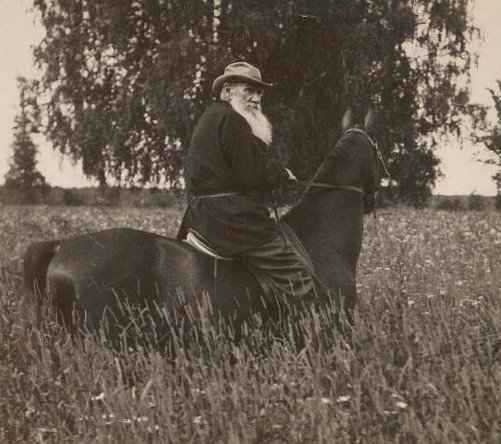 Л.Н. Толстой в поле на конной прогулке. 1908 год. Фото В.Г. Черткова / Источник: Государственный музей Л.Н. Толстого