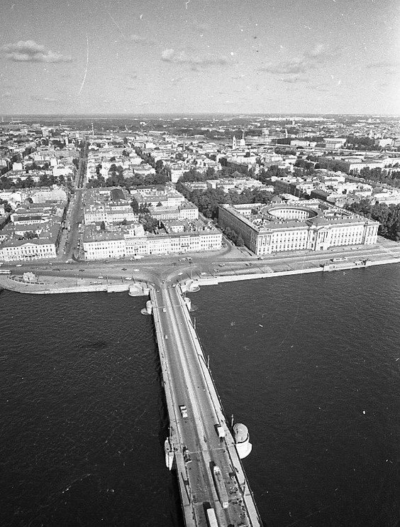 Вид на мост Лейтенанта Шмидта и Васильевский остров, фотограф Самойлов В.П. / Источник: СПБ ГБУК "Государственный музей истории Санкт-Петербурга"