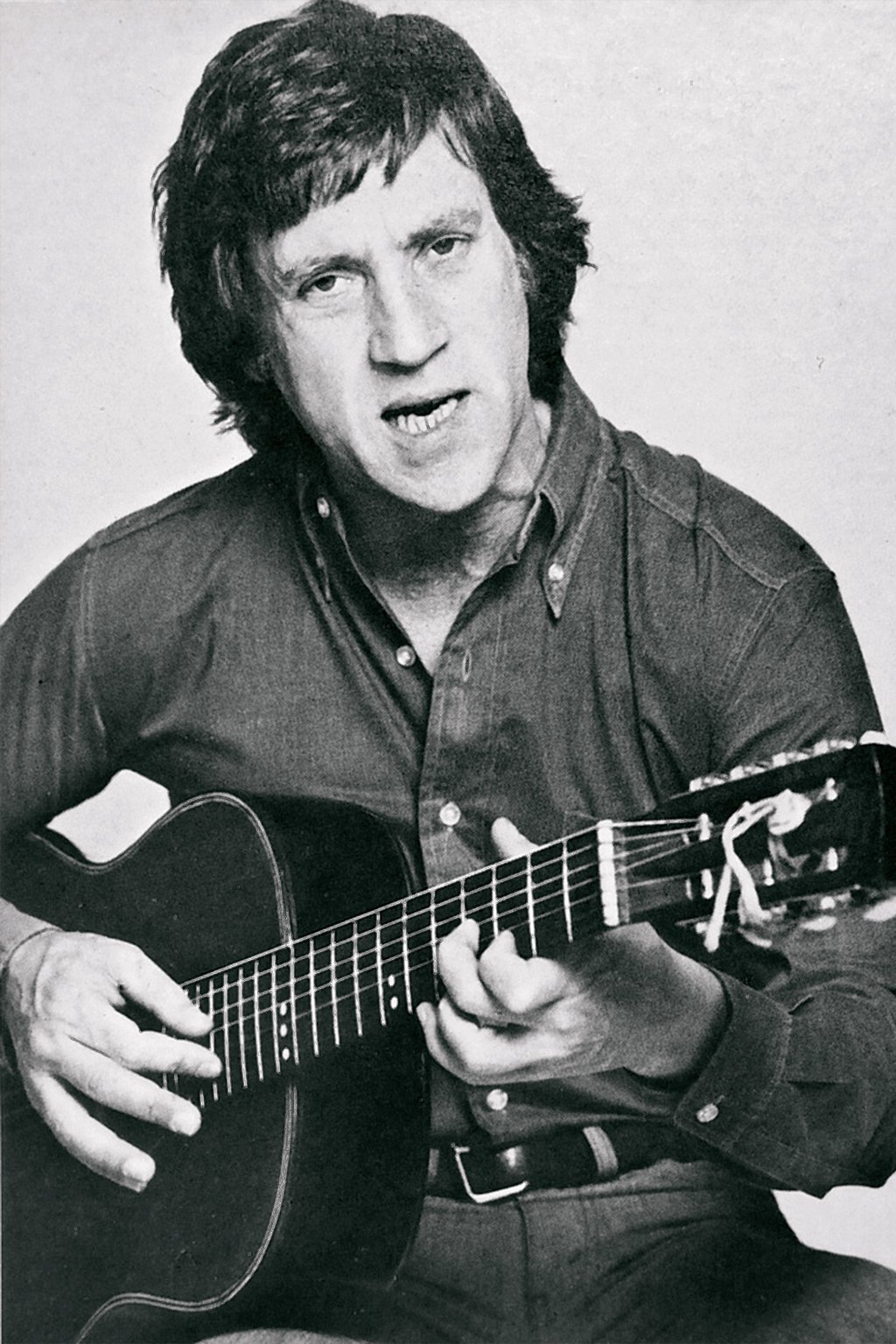 Фотооткрытка «Концертные выступления Владимира Высоцкого». Фотограф В. Плотников. Из коллекции открыток «Владимир Высоцкий». Источник: Благодарненский районный историко-краеведческий музей имени Петра Федоровича Грибцова