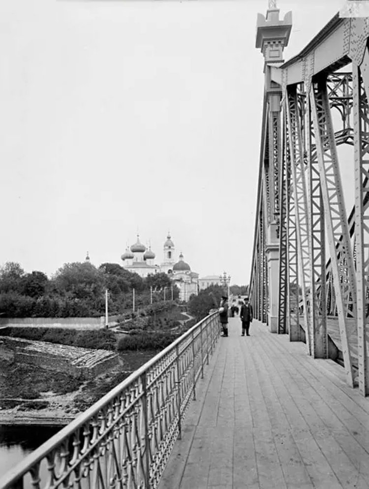 Общий вид Преображенского собора, губернаторского сада и моста через реку Волгу. Тверь, 1903 г. Источник: pastvu.com