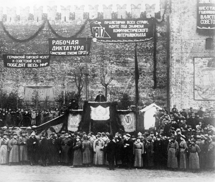 Парад на Красной площади в честь VI годовщины Октябрьской революции. Москва, 1923 г. Источник: Pastvu.com