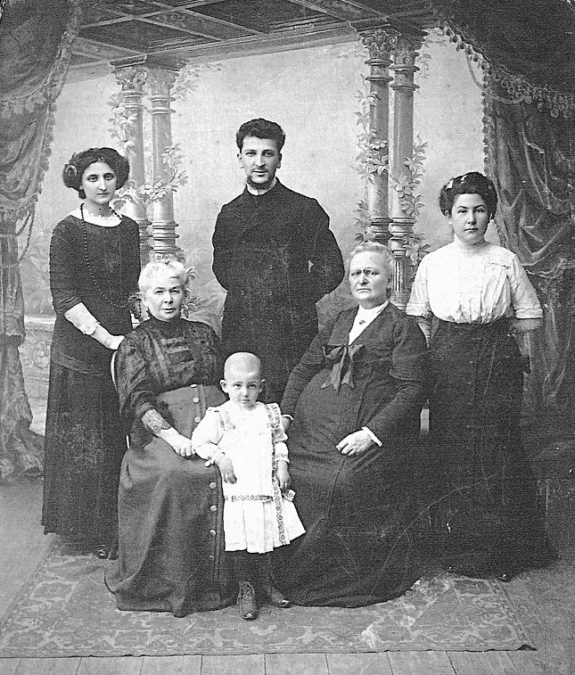 Семья Раулера С.Д., учителя, заведующего Тельшевского народного еврейского двухклассного начального училища. 1913-1914 / Источник: ГЦМСИР