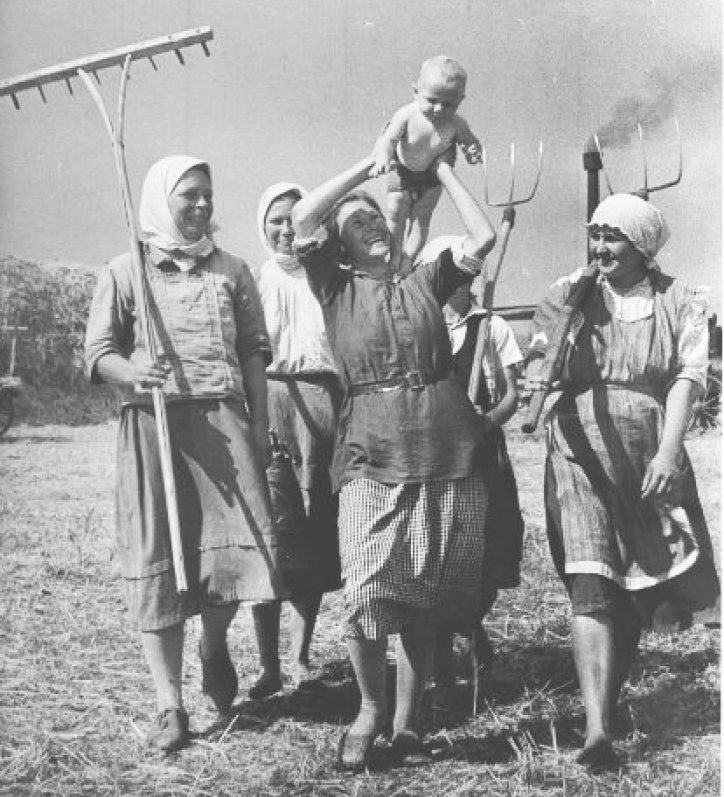 Счастливое материнство, 1935 / источник: Марк Марков-Гринберг, МАММ / МДФ, История России в фотографиях (russiainphoto.ru)