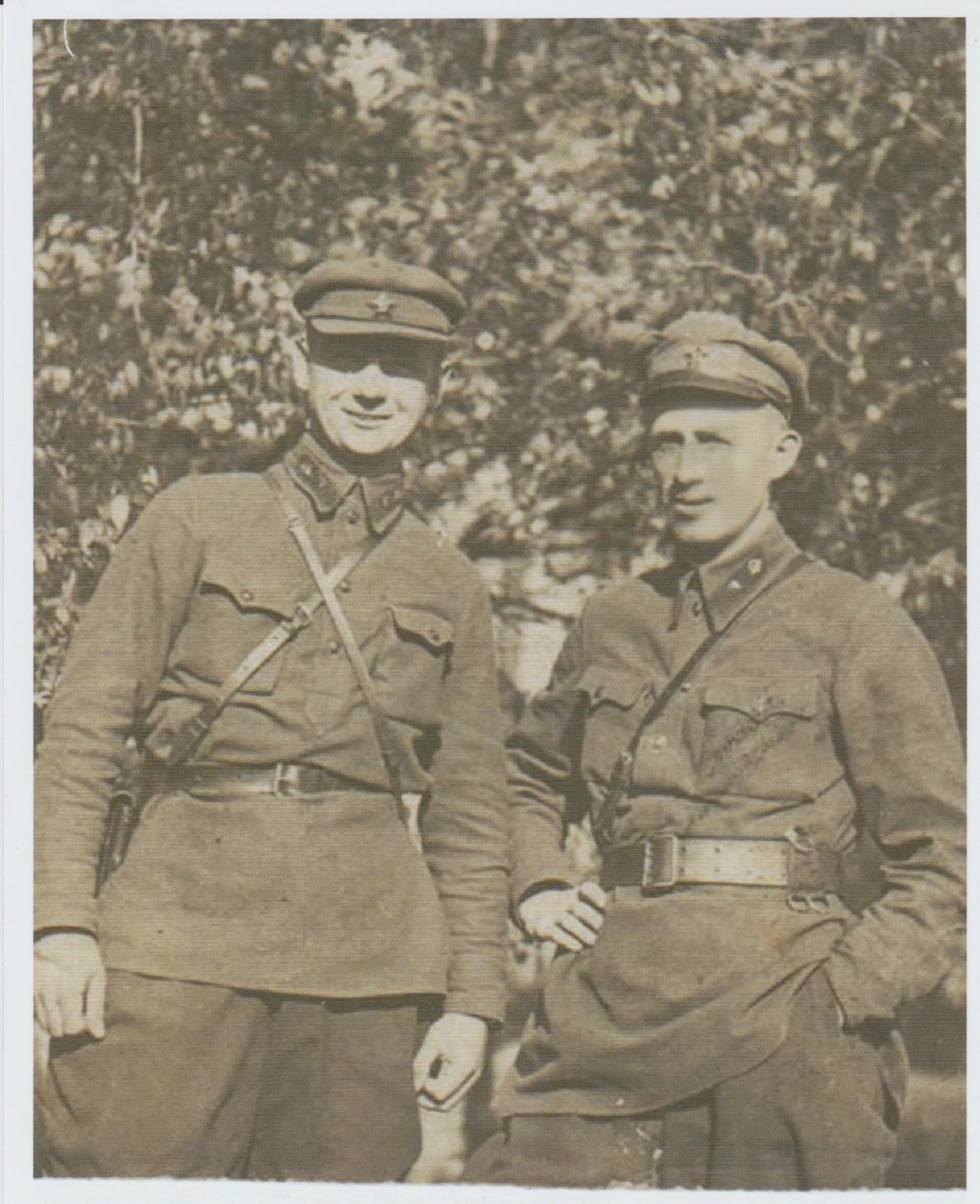 Друзья-командиры взводов однофамильцы Сергей и Александр Соколовы. 1935 г. / источник: МБУК "Евпаторийский краеведческий музей" (eupatoriya-museum.ru)