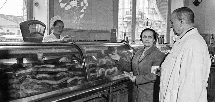 Санитарный уполномоченный докладывает врачу об условиях хранения продуктов в магазине. Москва, 1959 г. Источник: Pastvu.com