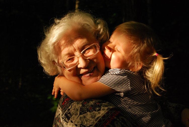 Бабушка с внучкой. Источник: Unsplash.com