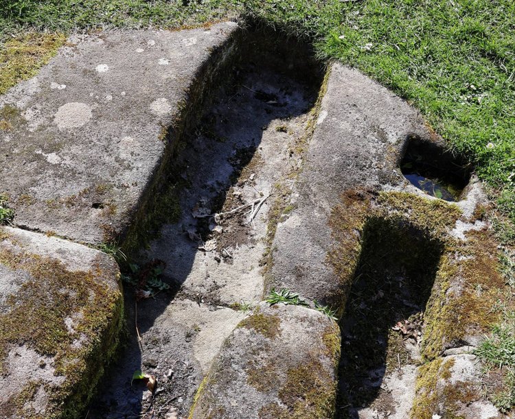 Каменные могилы возле часовни Святого Патрика, датированные VIII в. Великобритания, графство Ланкашир, г. Хейшем