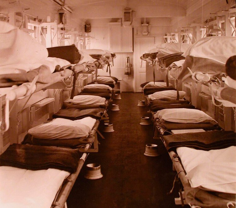 Внутренний вид вагона для тяжелораненых военно-санитарного поезда. Источник: https://humus.livejournal.com/3958719.html