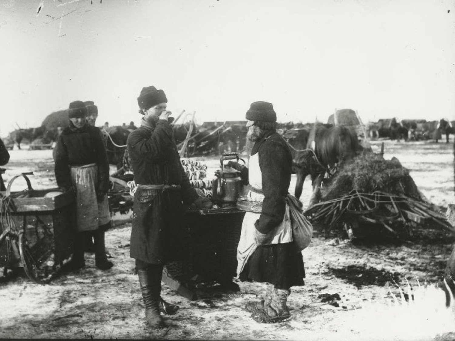 Торговец сбитнем, 1890-е, Нижегородская губерния / Источник: Максим Дмитриев, МАММ / МДФ, История России в фотографиях (russiainphoto.ru)