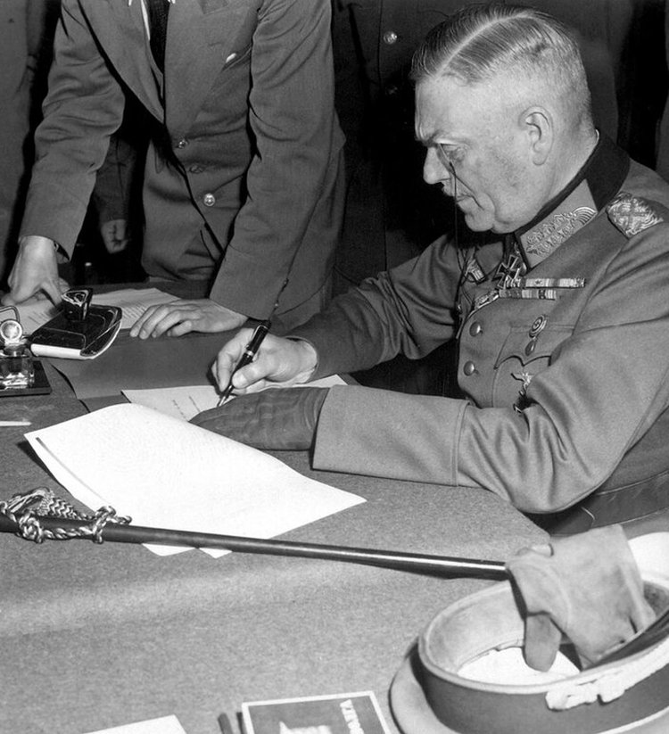 Фельдмаршал Вильгельм Кейтель подписывает Акт о безоговорочной капитуляции Германии. Берлин, 8 мая 1945 г.