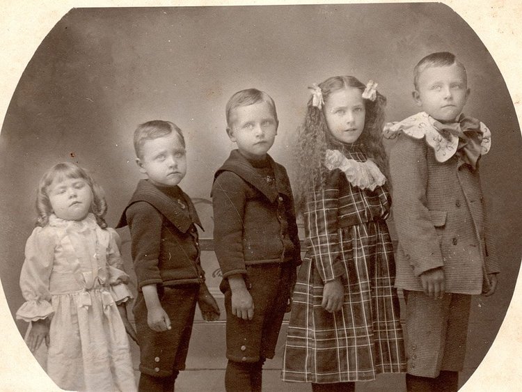 На этом семейном снимке, сделанном неизвестным фотографом, крайняя слева девочка мертва. 1860-е гг.