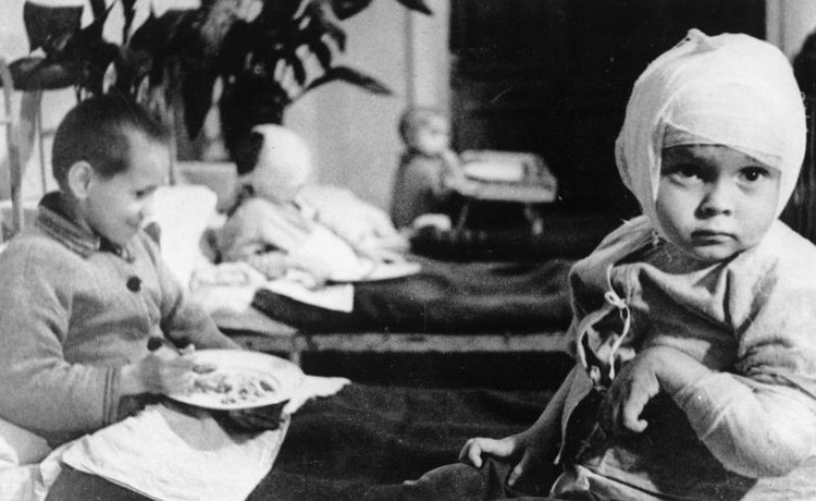 Ленинградские дети, раненные при артиллерийских обстрелах города, в больнице во время обеда. Источник: Военный альбом (waralbum.ru)