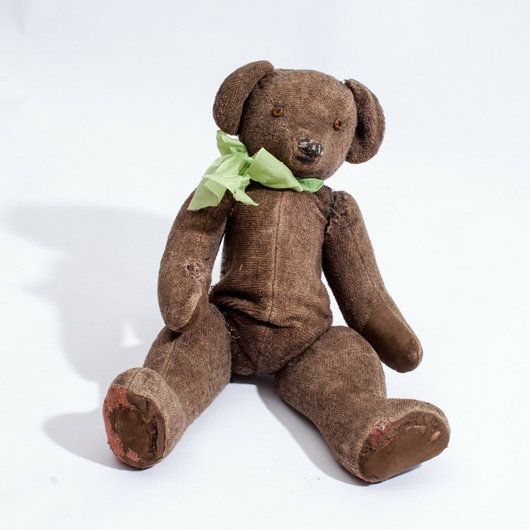 Медвежонок, купленный Анастасией Сапожниковой своей дочери Кире в июне 1937 году, выставляемый сейчас в Музее уникальных кукол / источник: Музей уникальный кукол (dollmuseum.ru)