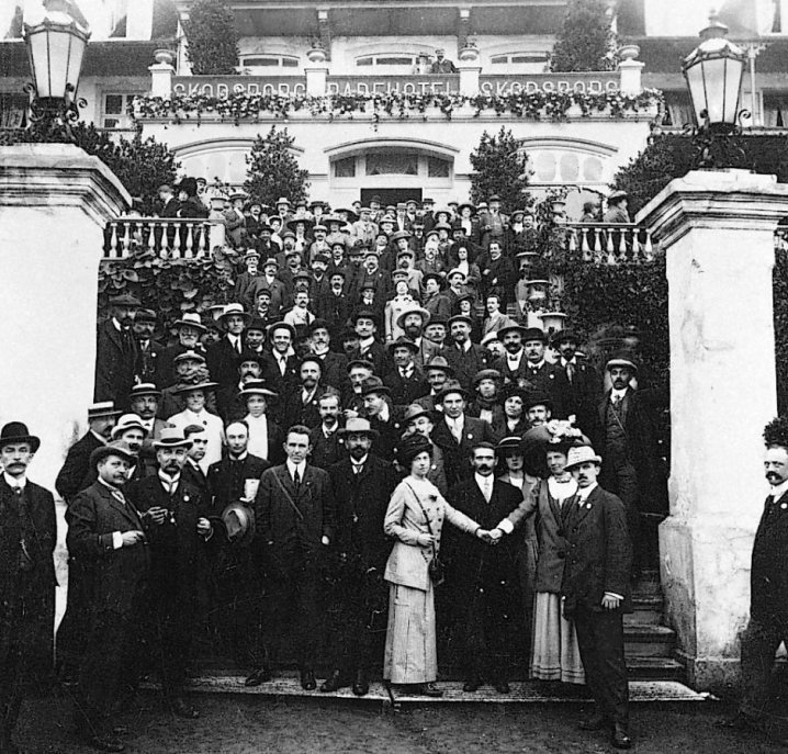 Международный социалистический конгресс. Копенгаген, 1910 г. В центре — Александра Коллонтай и Клара Цеткин, за ними Роза Люксембург