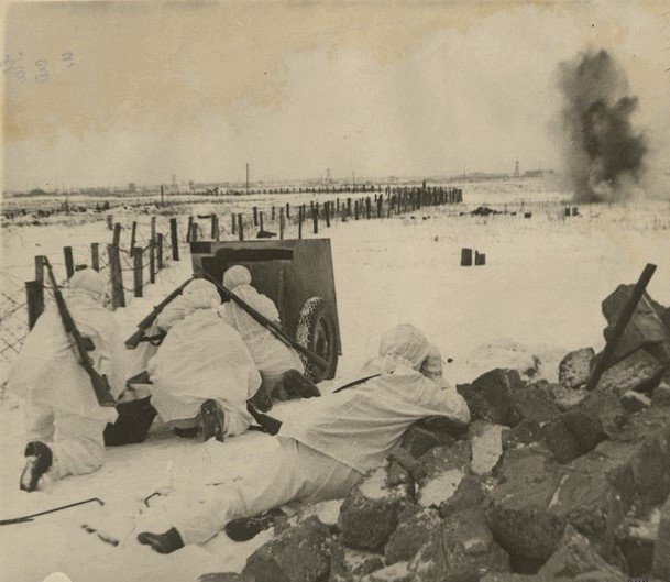 Ленинградский фронт. Орудийный расчет под командованием старшего сержанта И. Минакова на огневом рубеже. 1943 г. / Источник: СПБ ГБУК "Государственный музей истории Санкт-Петербурга"