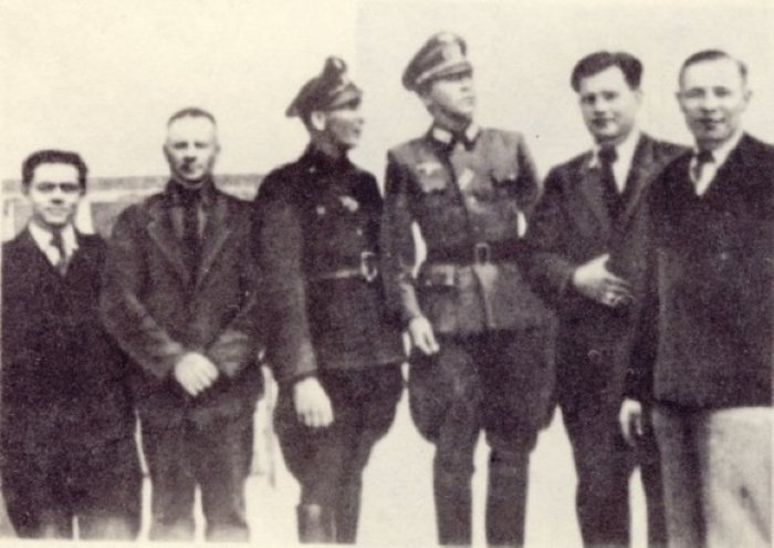 Фотография, сделанная в 1943 году в Ровно. Пауль Зиберт (Николай Кузнецов) — третий справа. Источник: komi-permarchiv.ru
