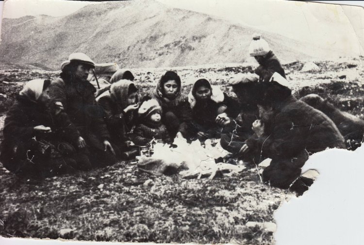 Поминальный обряд клана сиґунпагыт. В центре шестая слева — Любовь Кутылина. 1972 г. Из архива Надежды Паулиной