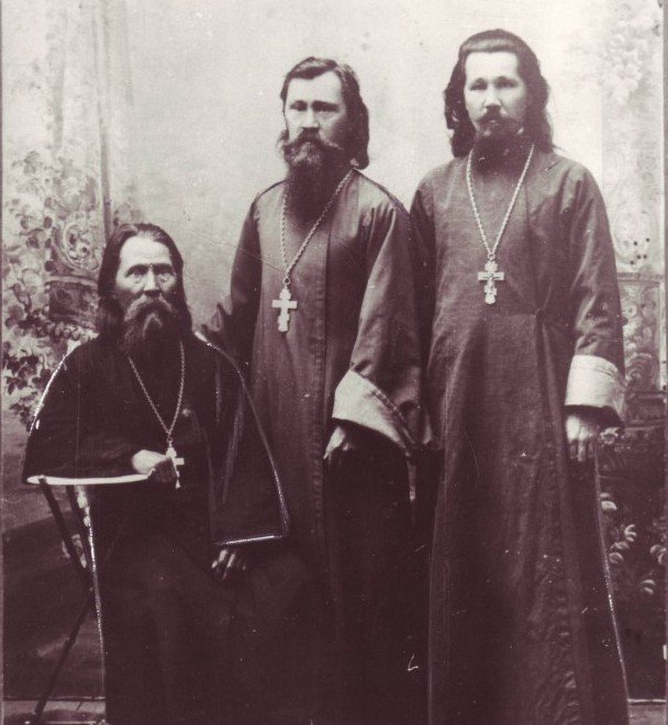 Священник Вассиян Спасский с сыновьями / источник: Филиал "Литературный музей В. А. Савина" муниципального учреждения "Корткеросский районный историко-краеведческий музей" (musei-komi.ru)