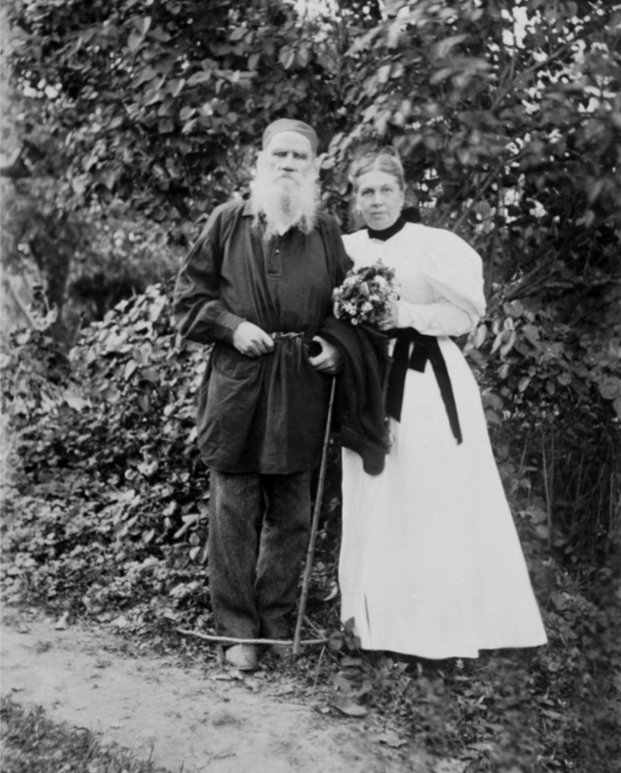 Л.Н. Толстой и С.А. Толстая в 34-ю годовщину свадьбы. 1896 год. Фото С.А. Толстой. Это один из ее любимых сюжетов - "Свадебные фотографии" - портреты в годовщину свадьбы 23 сентября / Источник: Государственный музей Л.Н. Толстого