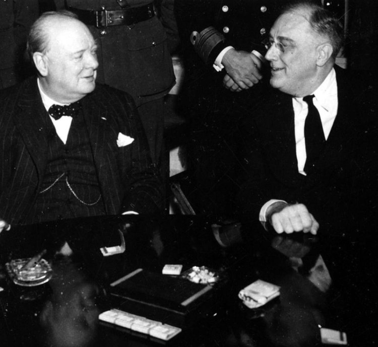 Президент Франклин Рузвельт и премьер-министр Уинстон Черчилль на конференции в Касабланке