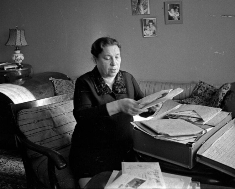 Агния Барто разбирает очередную порцию писем, пришедших на ее имя в Москву от людей, разлученных во время Великой Отечественной войны, 1969 г. Источник: Livejournal (humus.livejournal.com/7777662.html)