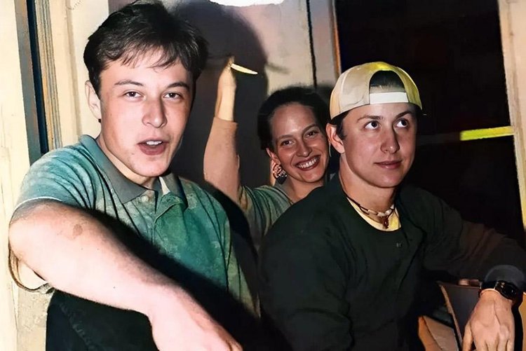 Илон Маск с друзьями в юности, 1995 / источник: TeslaSynopsis, Twitter