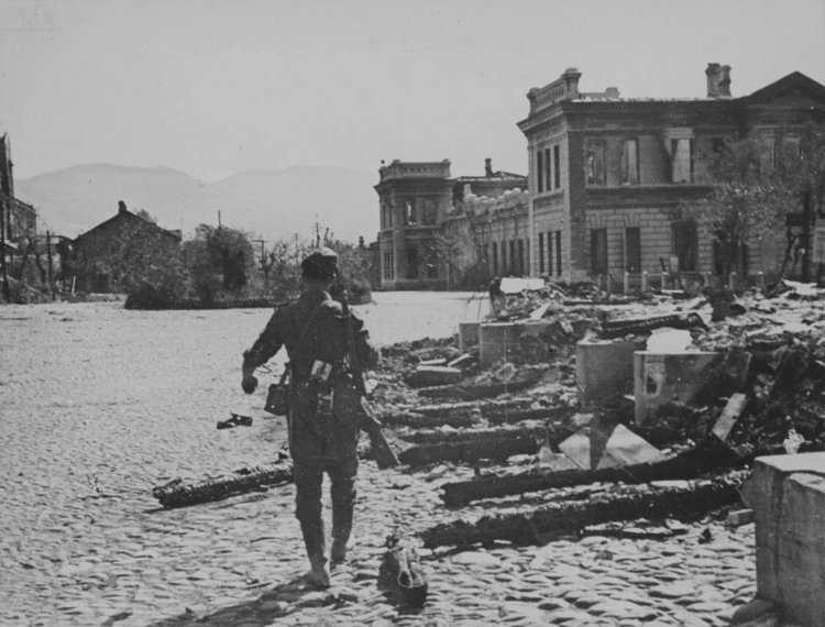 Немецкий солдат на привокзальной площади. Новороссийск, 1942 г. Источник: Pastvu.com 