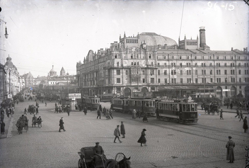 Площадь Свердлова, вид от Охотного ряда к Театральному проезду, здание гостиницы «Метрополь» / источник: Музей Москвы (russiainphoto.ru)