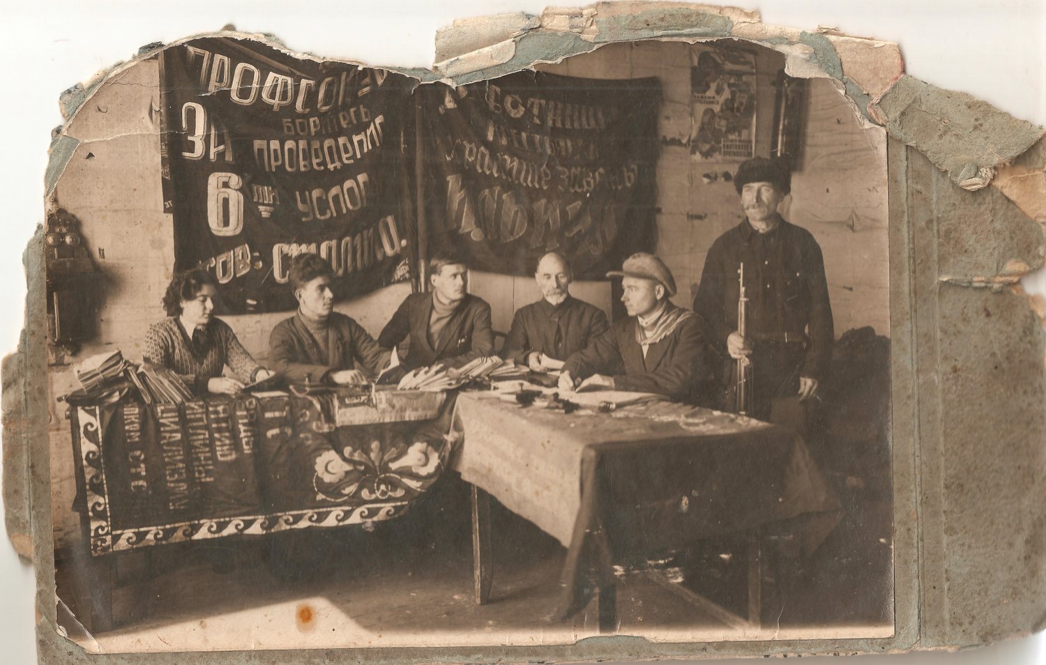 Фотография первой выдачи паспортов, 1929 год / источник: Муниципальное автономное учреждение "Гурьевский городской краеведческий музей" (gurmuseum.ru)