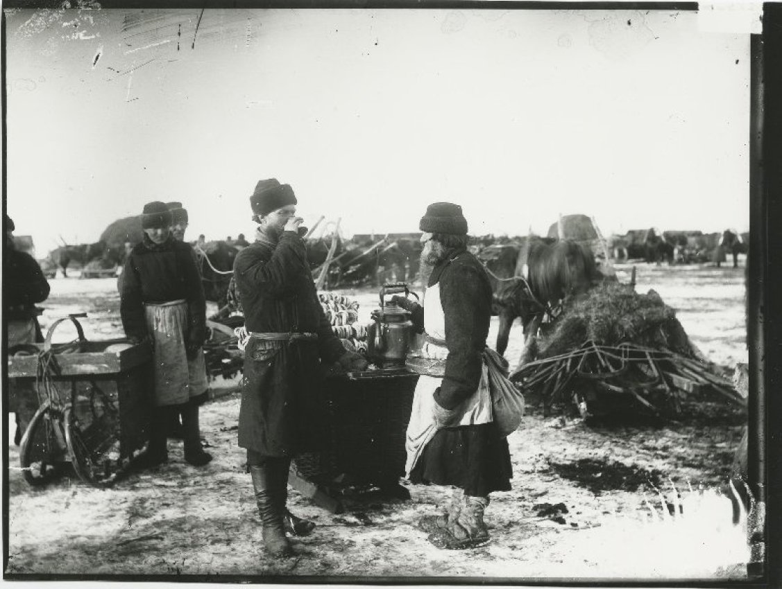 Торговец сбитнем, 1890-е, Нижегородская губерния / источник: Максим Дмитриев, МАММ / МДФ, История России в фотографиях (russiainphoto.ru)