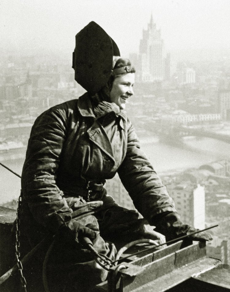 Девушка-сварщик на строительстве гостиницы «Украина». Москва, 1953 г. Источник: Pastvu.com