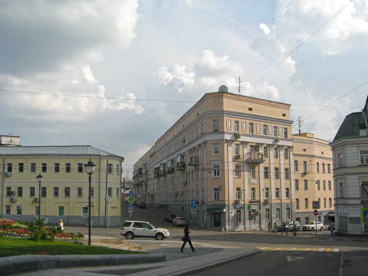 Дом «Утюг» на Хитровской площади в наши дни