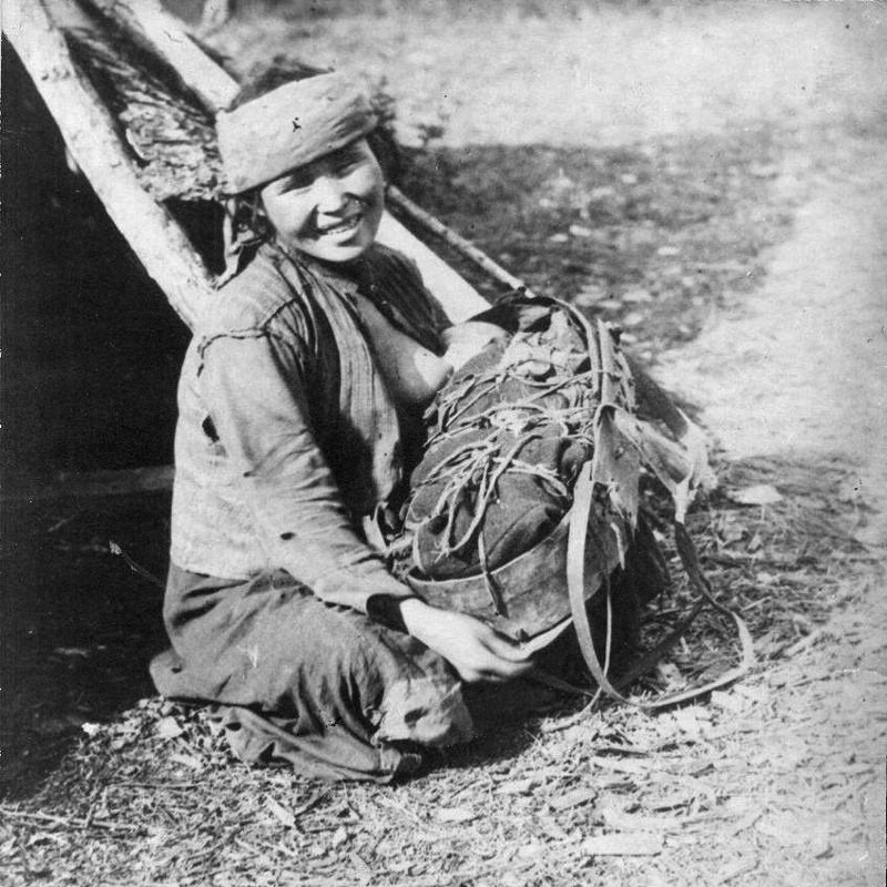 Портрет молодой женщины-тофаларки с ребенком / Источник: ГАУК ИОКМ им. Н.Н. Муравьева-Амурского