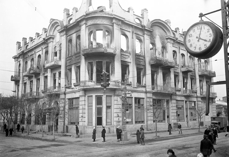 Перекресток Красной и Пролетарской улиц. Краснодар, 1943 г. Источник: Pastvu.com
