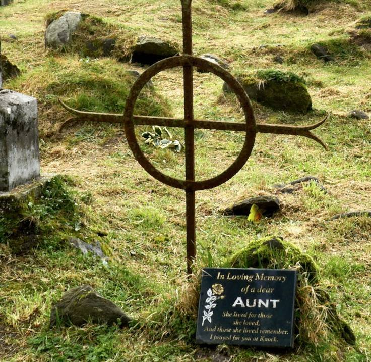 Многие надгробия из кованого железа с годами потеряли какую-либо идентификацию, но есть исключения, такие как мемориальная доска Тимоти Китингу, который умер в 1896 г. и похоронен на кладбище Эббистреури в Скибберине