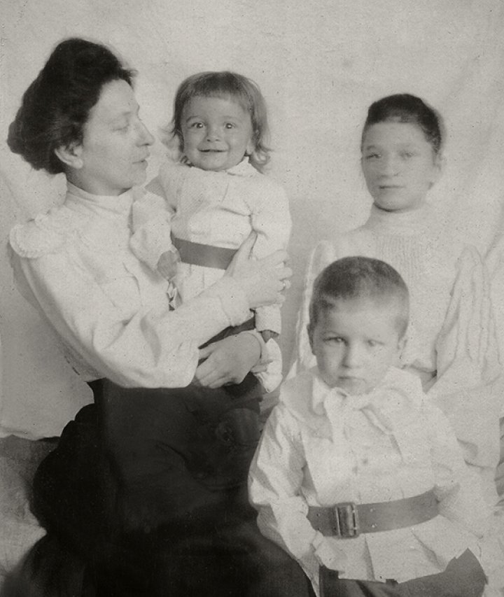 М.А. Смирнова (родственница Кустодиева по материнской линии) и ее дети Маруся, Гурий и Федор, 1904 / источник: Астраханская картинная галерея, История России в фотографиях (russiainphoto.ru)