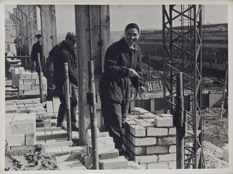 Новостройки. На переднем плане бригадир молодежной бригады каменщиков, депутат горсовета Анна Березнякова, фотограф А. Попов / источник: МАУК "БИХМ"