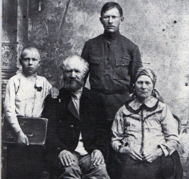 Дмитрий Устинов (слева) с отцом, матерью и братом, 1918 г. Источник: ria.ru