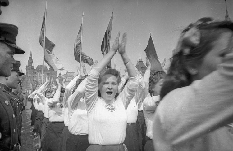 Колонна спортсменок общества «Труд» на Красной площади, 1949, Москва / источник: Сергей Васин, МАММ / МДФ, История России в фотографиях (russiainphoto.ru)