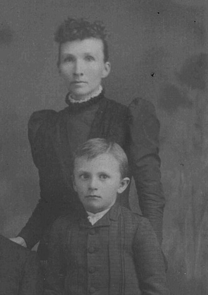 Франклин Кларенс Марс в детстве и его мать Альва, 1880-е, Ньюпорт, штан Минессота, США / источник: Mars, Incorporated (mars.com)