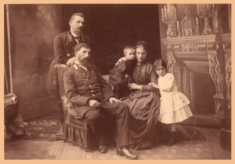 Маяковские Михаил Константинович (стоит), Владимир Константинович и Александра Алексеевна с детьми Костей и Людой. Источник: Государственный музей В. В. Маяковского