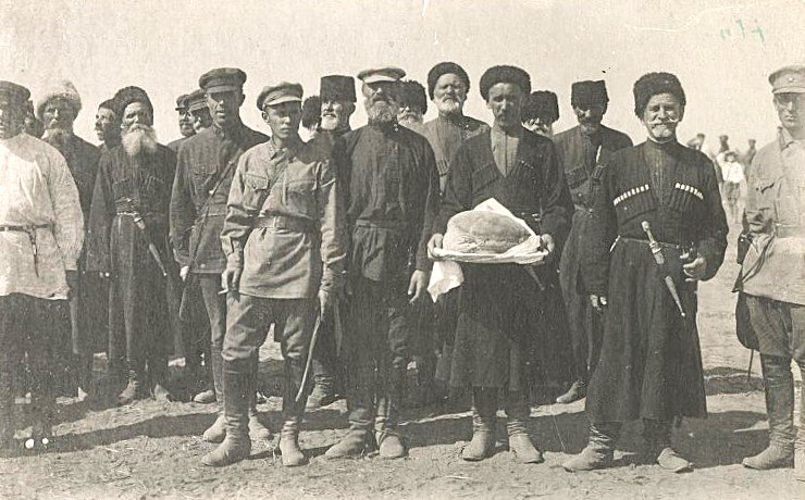 Представители кубанских казачьих станиц встречают войска Северо-Кавказского военного округа. Станица Славянская / Источник: ГБУКиДО г. Москвы "МКАИ"