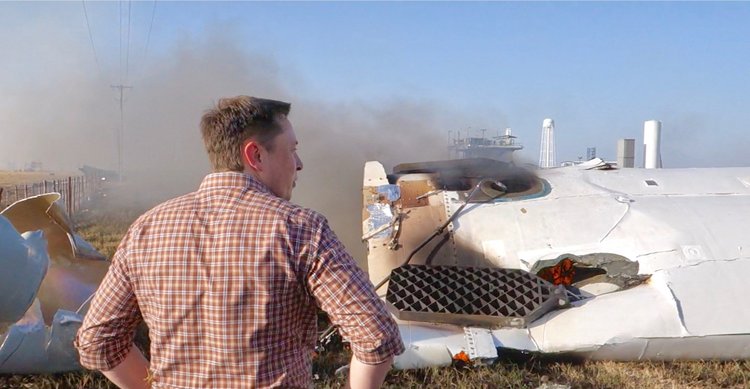 Илон Маск смотрит на останки F9R, 2014
