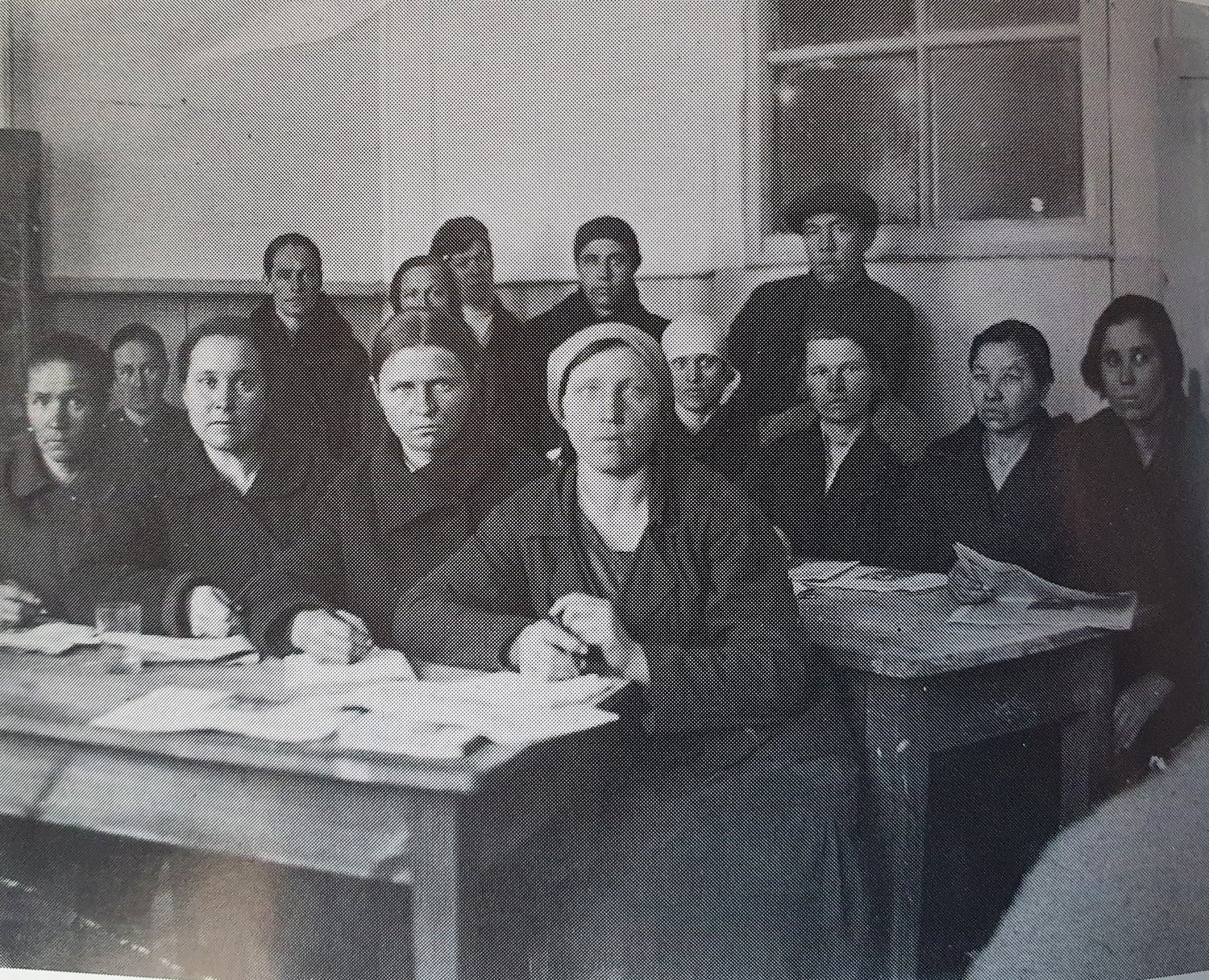 Пункт по ликвидации неграмотности. Сызранский уезд. 1926 г. (Кстати, списки неграмотного населения тоже есть в ГАУО) / Источник: ГАУО, ф.Р-190, оп.1, д.1264