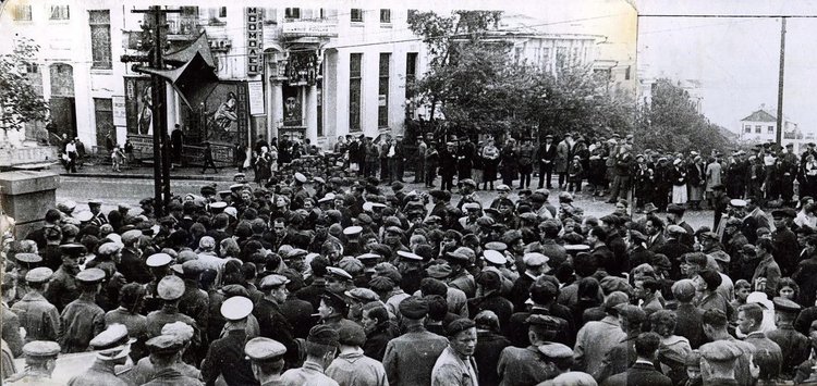 Народ слушает сводки по радио на площади. Источник: yandex.ru