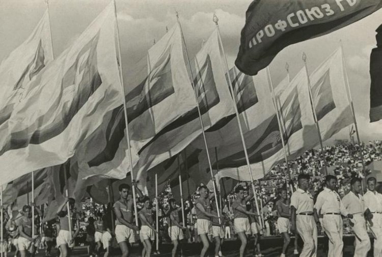 Колонна спортивного общества «Буревестник» на стадионе «Динамо», 1936, Москва / источник: Михаил Прехнер, МАММ / МДФ, История России в фотографиях (russiainphoto.ru)